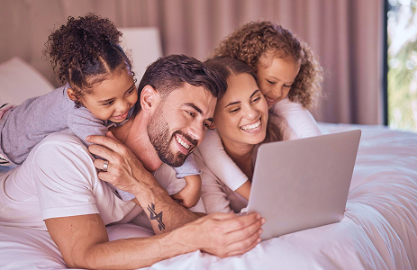 Família reunida usando notebook, proteção para quem importa